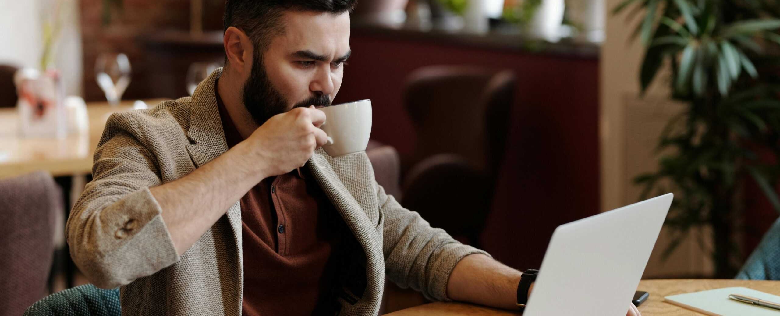 Een HSE professional die zeer gefocust zijn eigen probleem op lost